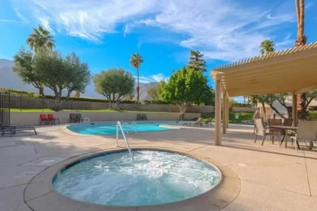 Perfect Palm Springs Pied-A-Terre 아파트